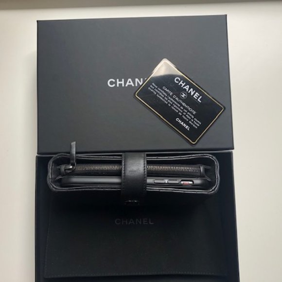 **SOLD** Chanel Black Lambskin Card/Wallet/Phone Case - Picture 3 of 10